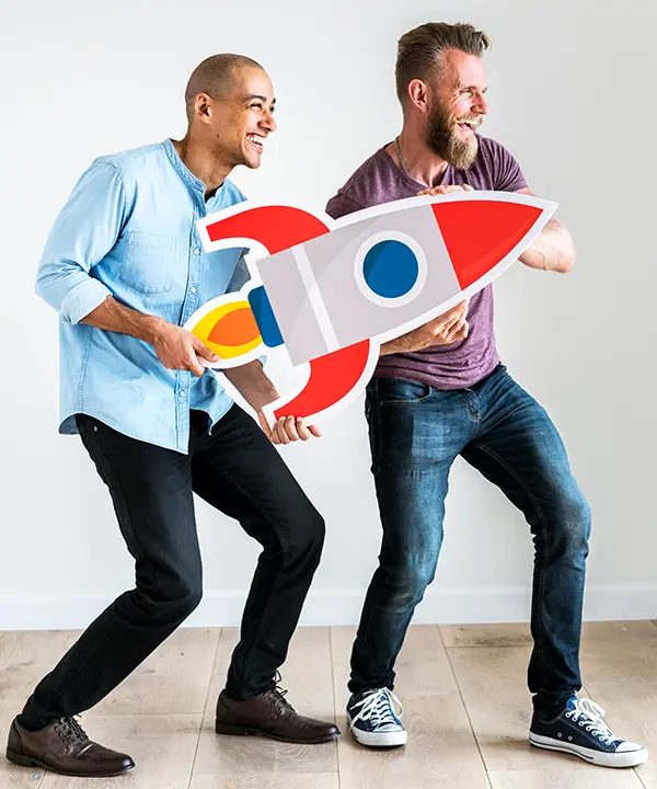Dois homens segurando um foguete, representando aumento de resultados com consultor SEO