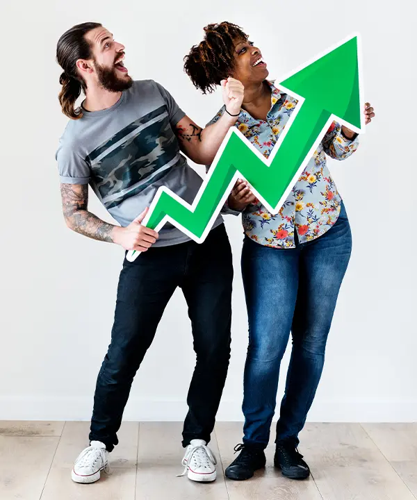 Um homem e uma mulher segurando uma seta indicando gráfico de crescimento com serviços de SEO
